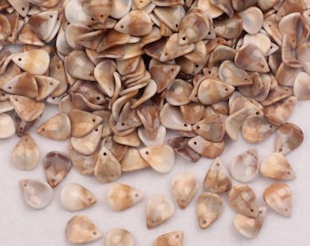 Puede incluir: Un conjunto de cuentas de concha en forma de lágrima en tonos marrón, beige y crema. Cada cuenta tiene un pequeño agujero para ensartar. Las cuentas tienen un acabado natural y brillante, ideal para la creación de joyas o manualidades.