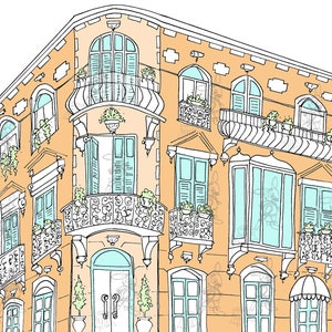 Op de afbeelding: Illustratie van een gebouw met meerdere verdiepingen met een perzikgekleurde gevel. Het gebouw heeft gewelfde ramen, balkons met sierlijke balustrades en lichtblauwe luiken. Potplanten sieren de balkons en vensterbanken en voegen groen toe aan de scène.