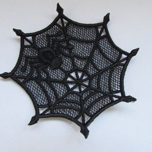 以下が含まれることがあります： 中央にクモがいる黒い刺繍のクモの巣パッチ。 巣は、ハロウィーンやゴシックをテーマにした工芸品に最適な、尖ったエッジを持つ詳細なデザインです。 パッチは、細かいネットのような素材で作られています。