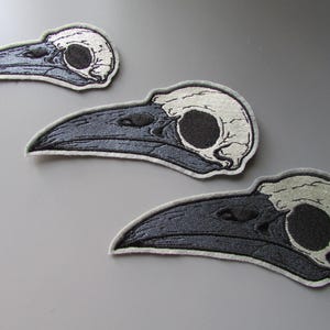 Geborduurd applicatiepatch met vogelschedelmotief om op te naaien.