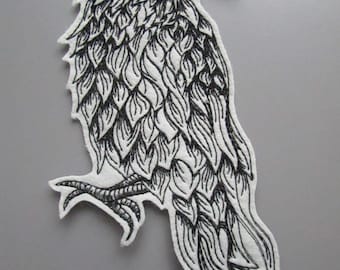 Parche bordado de cuervo para coser