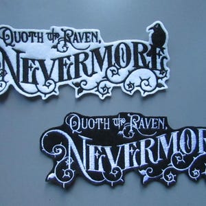 Peut inclure: Deux patchs brodés représentant le groupe Nevermore. Le patch du haut est blanc avec des lettres noires et un corbeau noir. Le patch du bas est noir avec des lettres blanches et un oiseau blanc. Les deux patchs comportent le texte "Quoth the Raven."