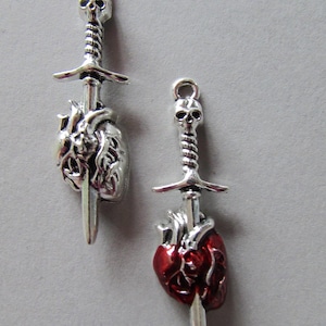 Breloque pour bijou tibétaine en argent avec coeur et épée