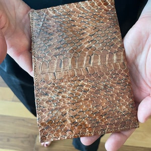 Preciosa cartera grande con pasaporte de piel de serpiente Disco de los años 70