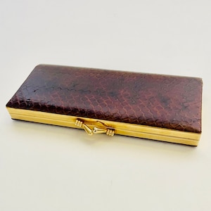 Cartera estructurada de latón y piel de serpiente de los años 70