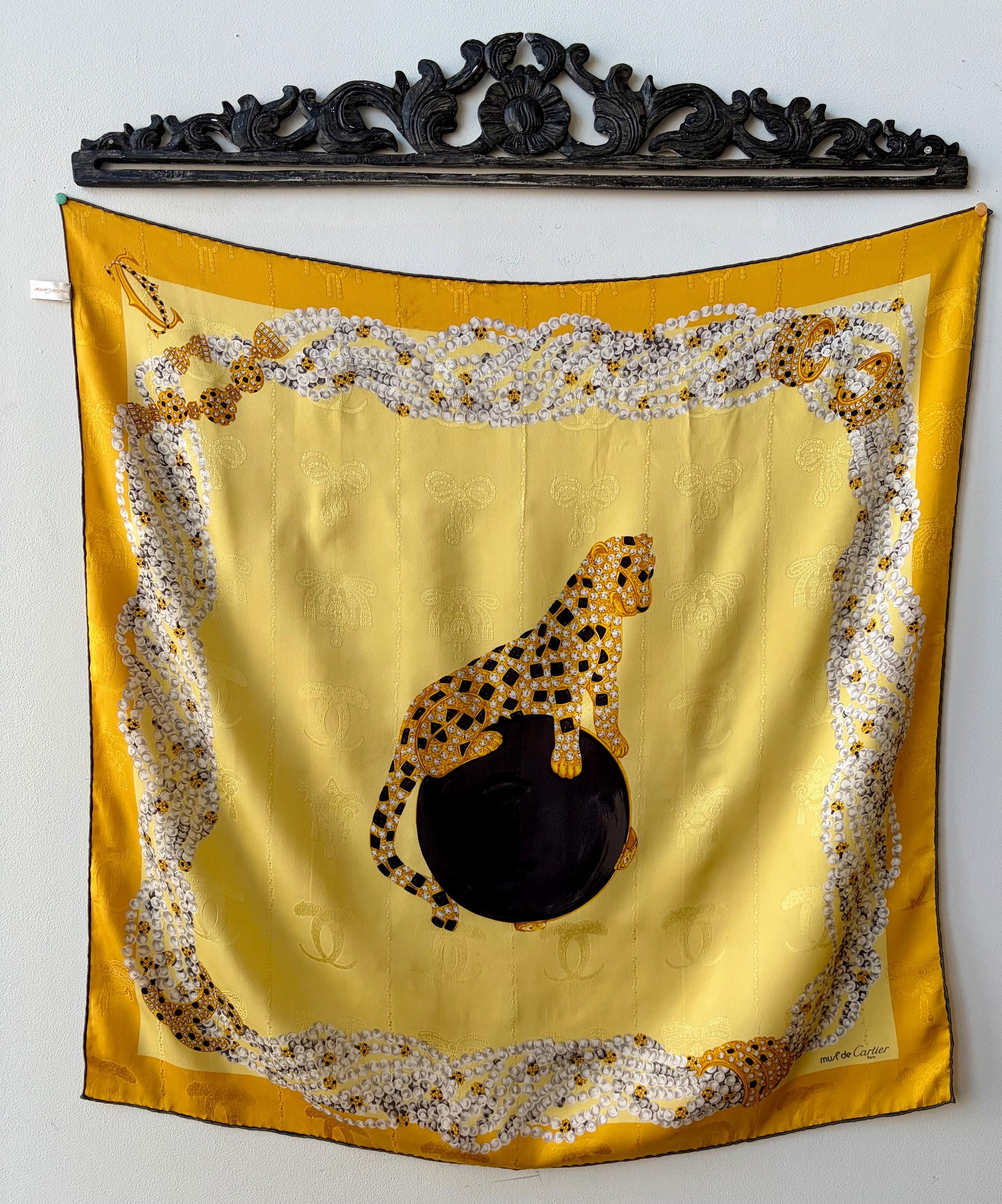 must de Cartier シルクスカーフ 宝石デザイン Vintage Must De Cartier Silk Scarf Panther Jewelry Print Gold