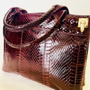 Cartera sobre de piel de serpiente burdeos con asa superior