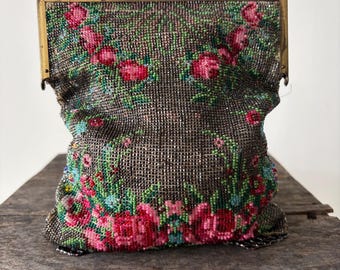 Sac de soirée en perles Art déco des années 1920 | Porte-monnaie à rabat floral rose