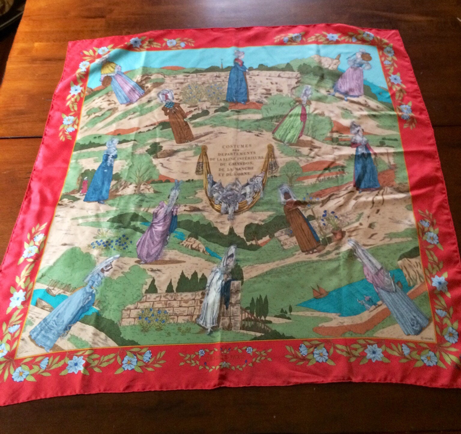 HERMES 　COSTUMES DES DEPRTEMENTS　シルク100% Hermès Scarf Costumes Des Départements De La Seine