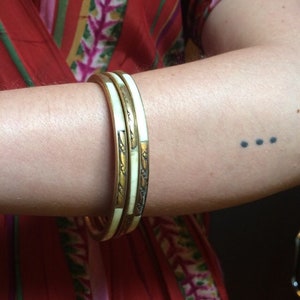 Trio de bracelets joncs estampés bohèmes des années 80 en laiton et nacre