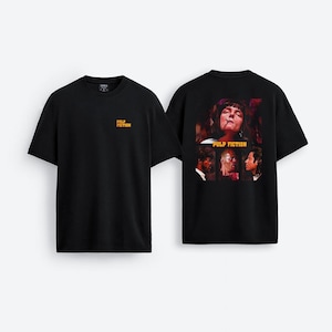 Camiseta premium unisex con estampado de portada alternativa de la icónica película Pulp Fiction, tanto frontal como trasera.