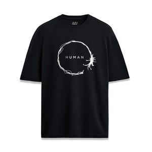 Camiseta premium unisex con estampado frontal de la icónica película "Llegando a la Tierra" con citas de películas.