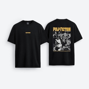 Camiseta premium unisex con diseño especial, escenas icónicas de la película Pulp Fiction, impresas en la parte delantera y trasera.