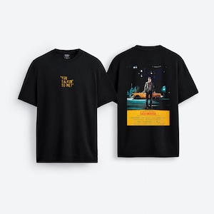 Camiseta premium unisex con frase icónica de la película "Taxi Driver" (Hablando conmigo) impresa en la parte delantera y trasera.