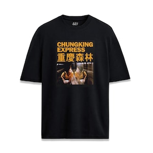 Camiseta premium unisex con estampado frontal de la icónica película Chungking Express con citas cinematográficas