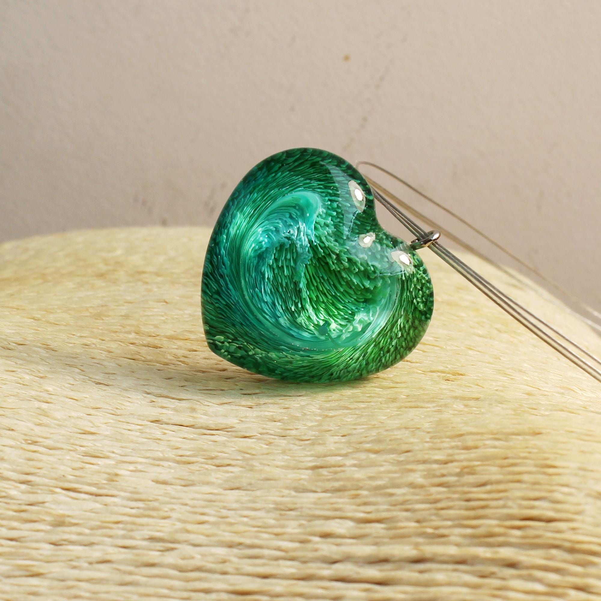 Ciondolo a forma di cuore in resina blu-verde – Collana epossidica fatta a mano (17 pollici) - Italia