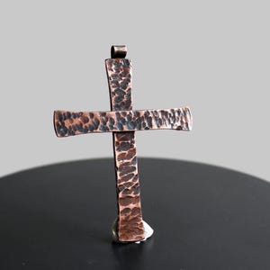 Man smeedijzeren kruishanger, rustieke gesmede koperen kruisketting, abstracte mannen kruishanger, kunst kruis sieraden, man kruisketting, man cadeau