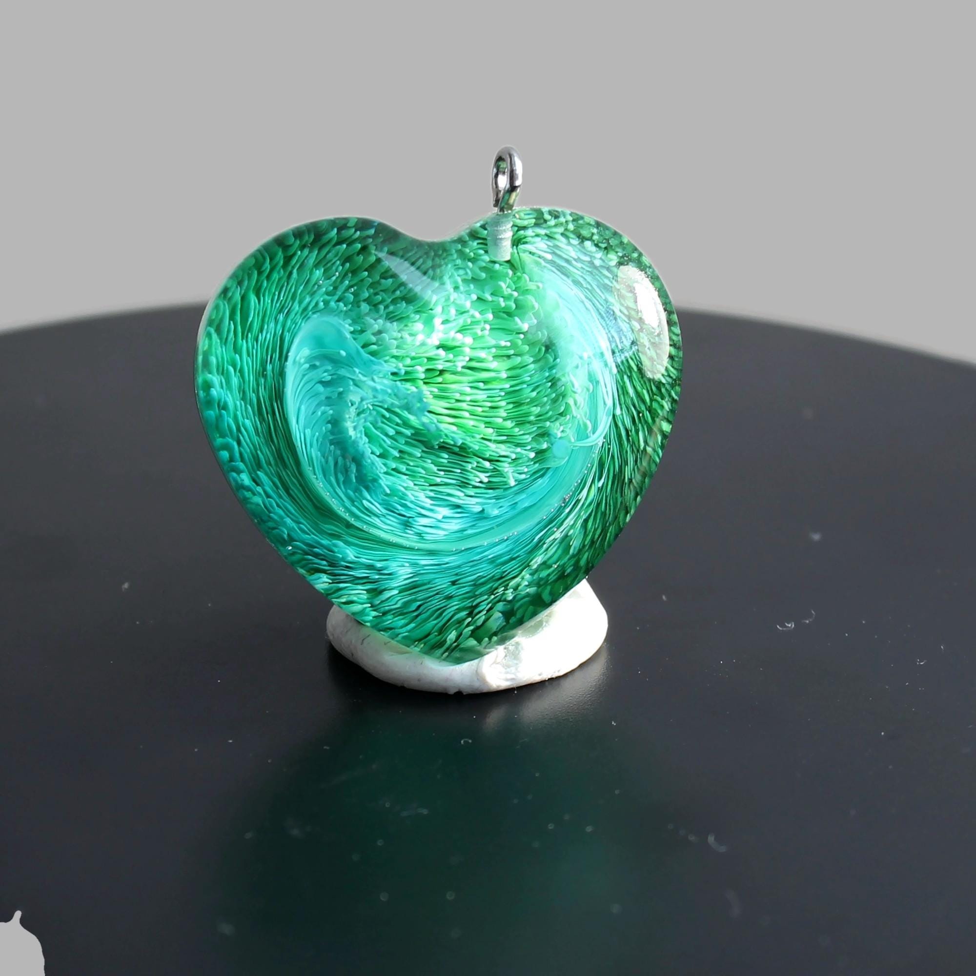 treeforce - Un paio di collane con motivo cuore, gioielli fatti a mano in legno e resina epossidica (resina), collana, portachiavi o ciondolo per auto