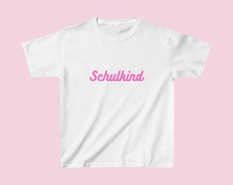 Schulkind T-Shirt kurzarm für Kinder weiß pinker Schriftzug schönes handgefertigtes Design mit Tafelschrift