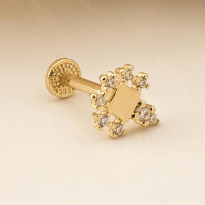 Traguspiercing met vierkant motief, kraakbeenoorbel, 14K massief gouden traguspiercing, minimalistische traguspiercing, gouden studpiercing