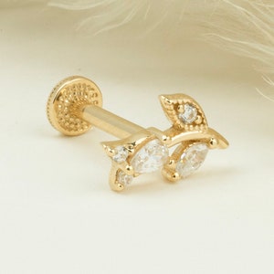 14 kt gouden piercing met bloemmotief, kraakbeenoorbel, 14 kt massief gouden traguspiercing, traguspiercing, gouden studpiercing