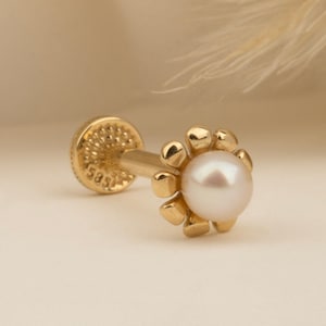 Flower Motif Pearl Tragus Piercing, Cartilage Earring, 14K Solid Gold Tragus Piercing, Minimalis Tragus Piercing, Gold Stud Piercing
