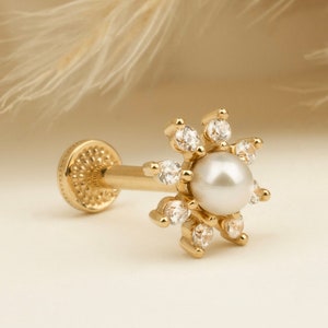 Flower Motif Pearl Tragus Piercing, Cartilage Earring, 14K Solid Gold Tragus Piercing, Minimalis Tragus Piercing, Gold Stud Piercing