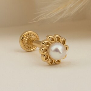 Flower Motif Pearl Tragus Piercing, Cartilage Earring, 14K Solid Gold Tragus Piercing, Minimalis Tragus Piercing, Gold Stud Piercing