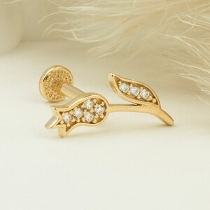 14K Gold Blume Tragus Piercing, Knorpel Ohrring, 14K Solid Gold Tragus Piercing, Minimalis Tragus Piercing, Gold Ohrstecker