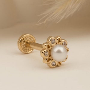 Flower Motif Pearl Tragus Piercing, Cartilage Earring, 14K Solid Gold Tragus Piercing, Minimalis Tragus Piercing, Gold Stud Piercing