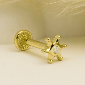 Traguspiercing met stermotief, kraakbeenoorbel, 14K massief gouden traguspiercing, minimalistische traguspiercing, gouden studpiercing