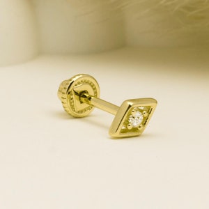 14 kt massief gouden ruitpiercing, kraakbeenschroef helix traguspiercing, stekerpiercing, lange steker, piercingsieraden.