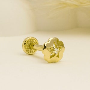 Traguspiercing met bloemstermotief, kraakbeenoorbel, 14K massief gouden traguspiercing, minimalistische traguspiercing, gouden studpiercing