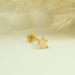 Traguspiercing met vallende ster, kraakbeenoorbel, 14K massief gouden traguspiercing, minimalistische traguspiercing, gouden studpiercing