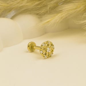 Flower Tragus Piercing, Cartilage Earring, 14K Solid Gold Tragus Piercing, Minimalis Tragus Piercing, Gold Stud Piercing