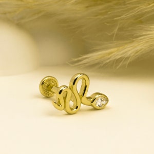 Piercing de serpiente para trago en oro macizo de 14 quilates: Pendiente minimalista para cartílago