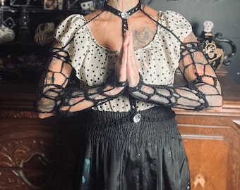 Conjunto de collar y arnés de calentadores de brazo largo de vampiro gótico- mangas sin dedos de red de ganchillo- hecho a medida para pedir su tamaño