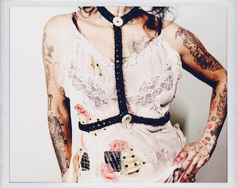 Patrón de arnés gótico a crochet. Patrón fácil de descargar para crear este accesorio de moda a crochet. Descarga digital en PDF. Pieza con tiras para cosplay fetichista.