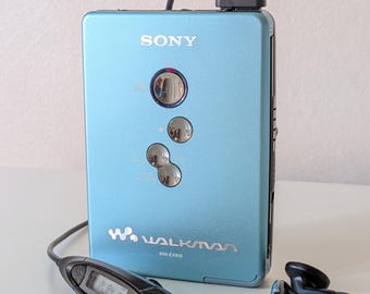 Sony Walkman WM-EX610 Azul | En perfecto estado de funcionamiento | Correa nueva | Mando a distancia, auriculares y estuche originales | Reproductor de casetes vintage
