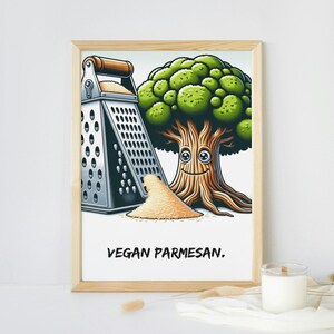 Könnte beinhalten: Eine gerahmte Illustration eines grünen Brokkoli-Baums mit einem lächelnden Gesicht, der von einer Metallreibe gerieben wird. Der geriebene Brokkoli fällt zu Boden. Der Text "VEGAN PARMESAN." befindet sich unter dem Bild.