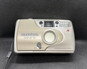 Cámara vintage Olympus Trip AF50 de 35 mm en funcionamiento