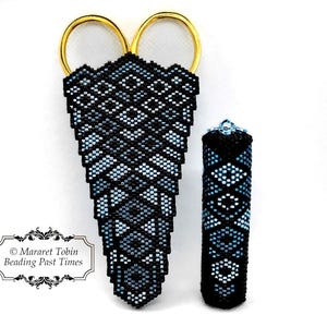 Puede incluir: Un estuche para tijeras y un estuche para agujas de punto, con un patrón geométrico de cuentas negras, blancas y azules. El estuche para tijeras tiene un soporte para tijeras de metal dorado. El texto "© Margaret Tobin Beading Past Times" está en la esquina inferior izquierda de la imagen.
