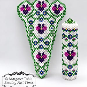 Puede incluir: Un estuche triangular de cuentas y una funda cilíndrica de cuentas con fondo blanco y un patrón floral de cuentas verdes, moradas, rosas, azules y doradas. El estuche tiene dos anillos dorados. El texto dice: © Margaret Tobin Beading Past Times.
