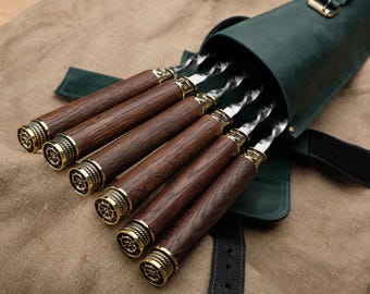 Handgemaakte BBQ-spies: eiken handgrepen, bronzen nautische accenten, leren tas