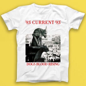 Peut inclure: T-shirt blanc avec une image en noir et blanc d'une gargouille sur un bâtiment. Le texte '93 CURRENT 93' et 'DOGS BLOOD RISING' est imprimé en rouge sur le t-shirt.