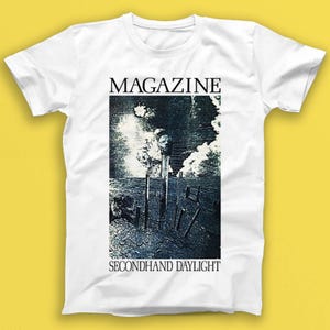 Könnte beinhalten: Weißes T-Shirt mit einem Schwarzweißbild einer Band namens "MAGAZINE" und dem Text "SECONDHAND DAYLIGHT".