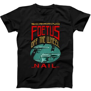 Puede incluir: Una taza de cerámica blanca con asa negra y el texto "But First, Coffee" en negro, con una fuente de estilo manuscrito. La taza está sobre una superficie blanca.