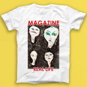 Peut inclure: T-shirt blanc avec une image en noir et blanc de quatre visages et le texte "MAGAZINE REAL LIFE" en rouge.