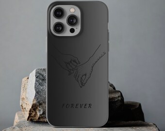 Peut inclure: Coque de téléphone gris foncé avec un dessin au trait de deux mains se tenant par l'auriculaire, avec le mot "FOREVER" en dessous. L'étui a une finition mate et un module caméra à trois objectifs.