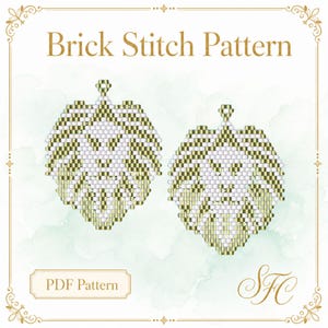 Op de afbeelding: Een digitaal Brick Stitch patroon met twee leeuwenkopontwerpen gemaakt van witte en metallic gouden kralen. De tekst Brick Stitch Pattern en PDF Pattern wordt weergegeven in een gouden lettertype. Elk ontwerp heeft een lusje aan de bovenkant.